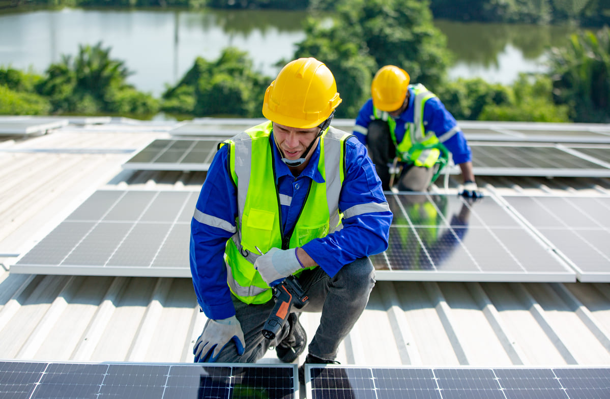 solar-panel-installer-installing-solar-panels-on-r-2026-01-07-07-26-31-utc(1)